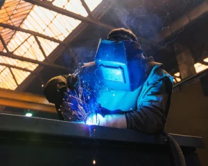 Spawanie blach spoinami czołowymi metodą TIG (141)